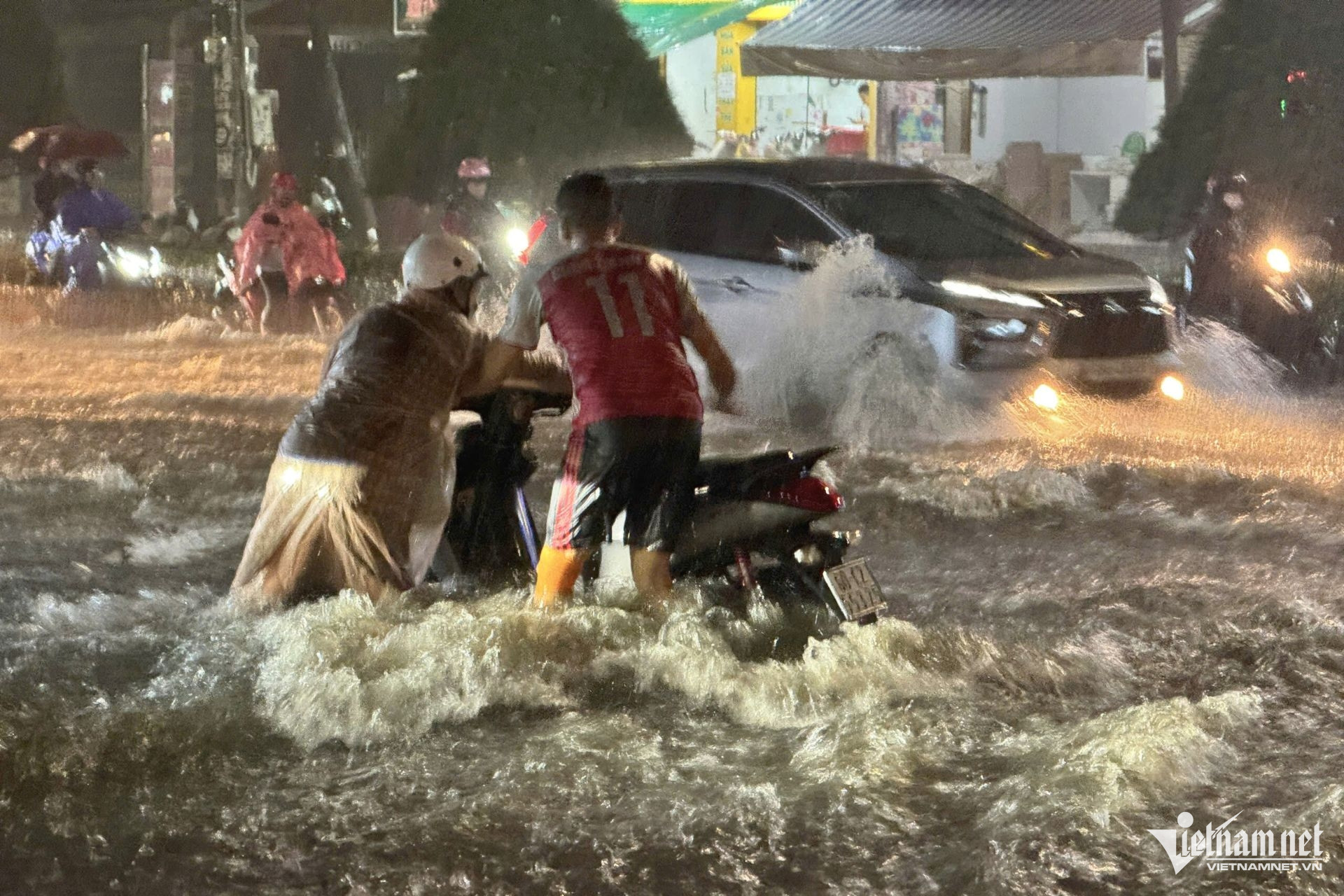 Mưa lớn kéo dài, người dân Đồng Nai ‘vác xe’ qua dải phân cách để thoát ngập-8