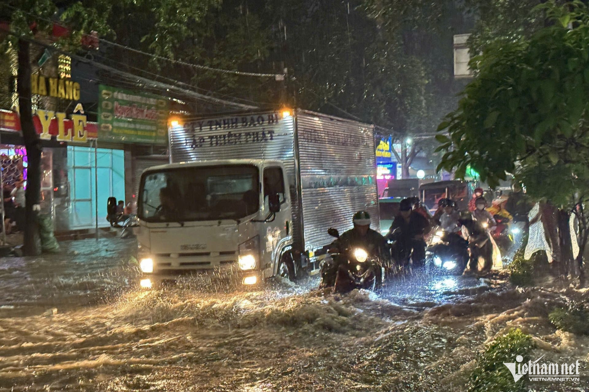 Mưa lớn kéo dài, người dân Đồng Nai ‘vác xe’ qua dải phân cách để thoát ngập-9