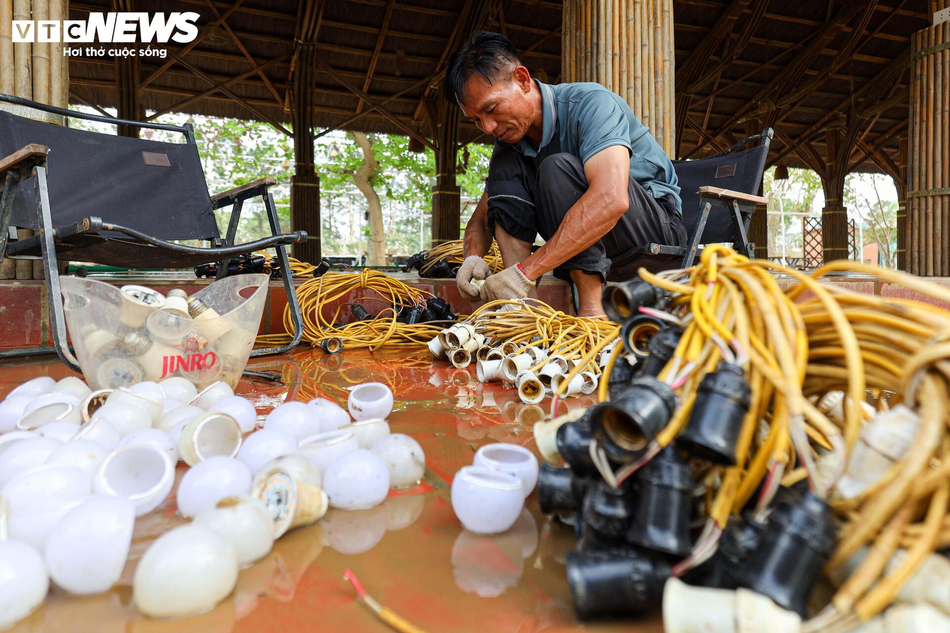 Cảnh tan hoang khó tin ở vườn hoa nổi tiếng, từng hái ra tiền tại Hà Nội-16