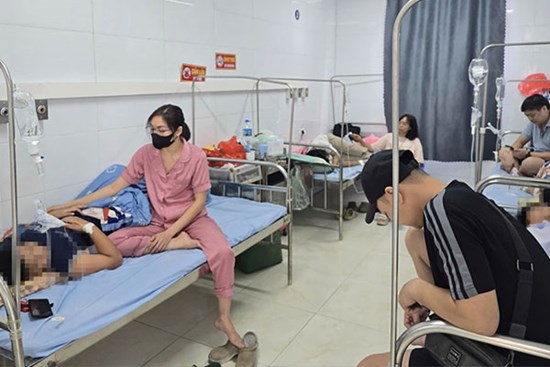 Hơn chục học sinh ở Thanh Oai (Hà Nội) nghi ngộ độc sau khi uống nước ngọt