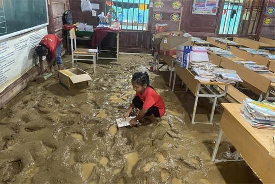 Lũ ống ập về khiến trường tiểu học bị ngập sâu, nhiều sách vở của học sinh bị hư hỏng