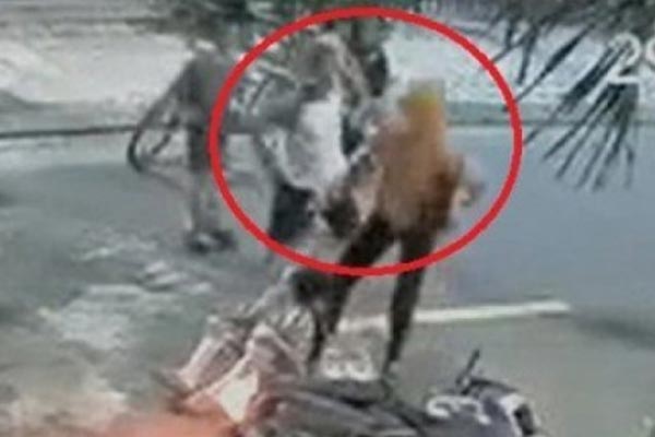 Ô tô 5 chỗ biến dạng sau va chạm với xe bồn-3