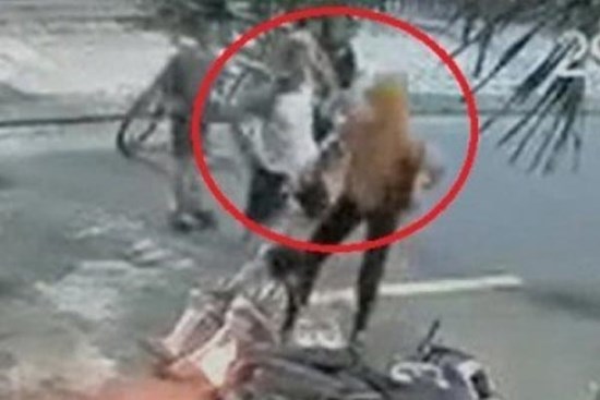 Người phụ nữ bị đấm đá túi bụi sau khi va chạm với trẻ trượt patin giữa đường