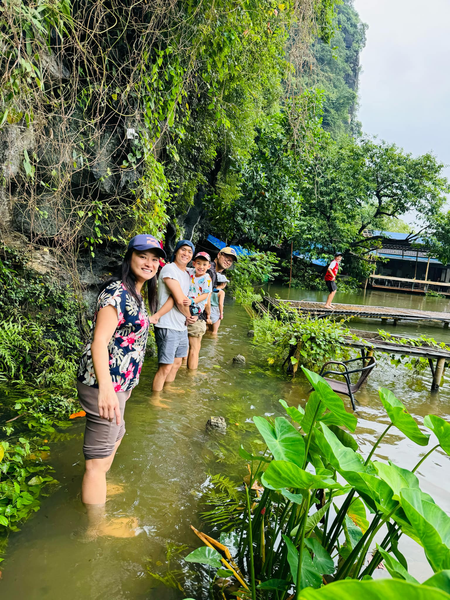 Khách Tây trải nghiệm cà phê ‘bì bõm’, vịt bơi tung tăng dưới chân ở Ninh Bình-1