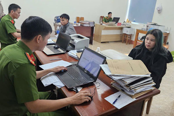 Bắt nóng 2 thanh niên cầm búa cướp tiệm vàng-3