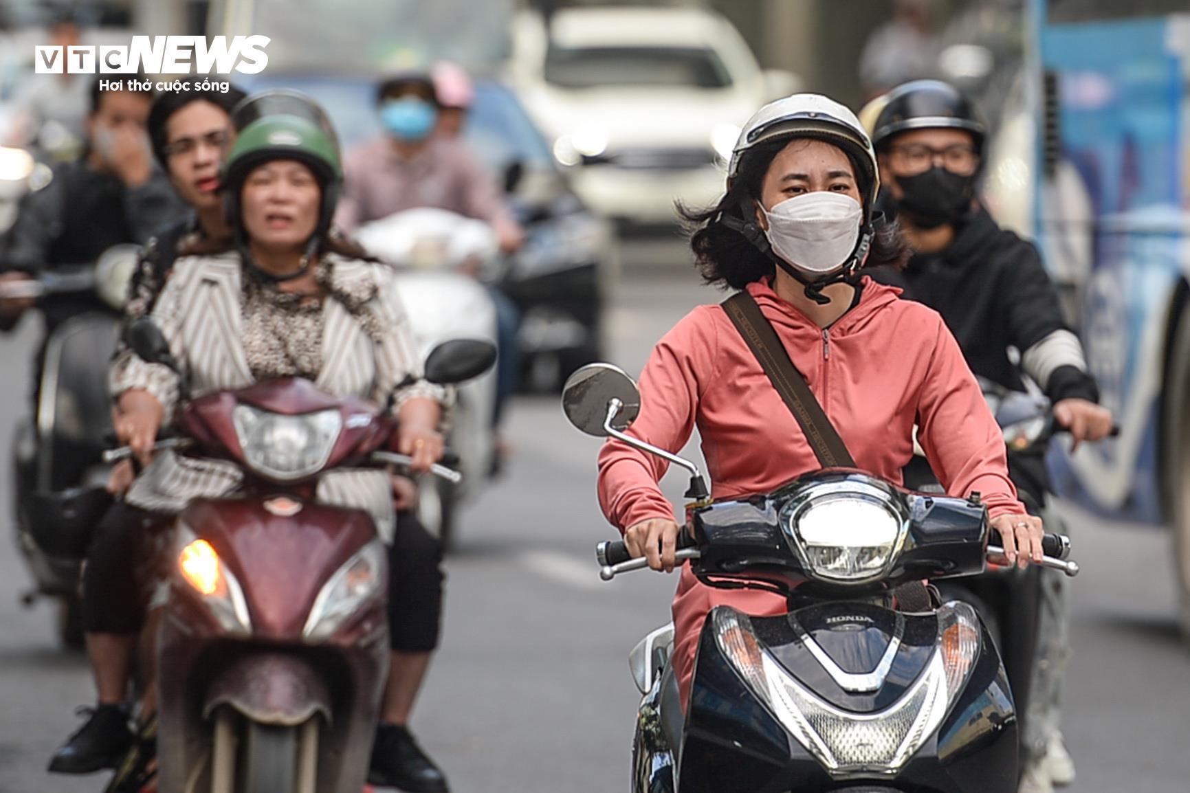 Hà Nội đón gió lạnh đầu mùa, trẻ em trùm kín mít đi học-11