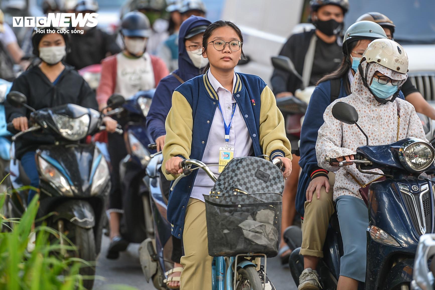 Hà Nội đón gió lạnh đầu mùa, trẻ em trùm kín mít đi học-3