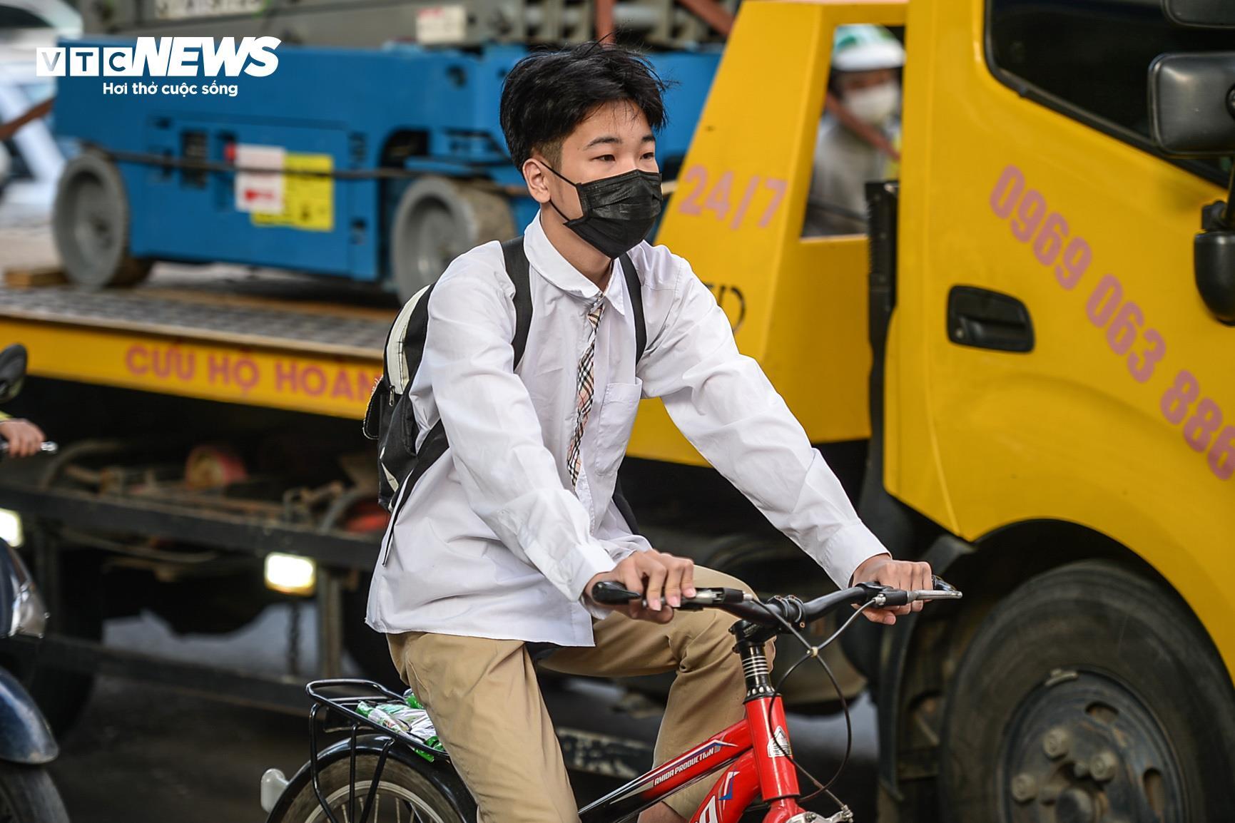 Hà Nội đón gió lạnh đầu mùa, trẻ em trùm kín mít đi học-5