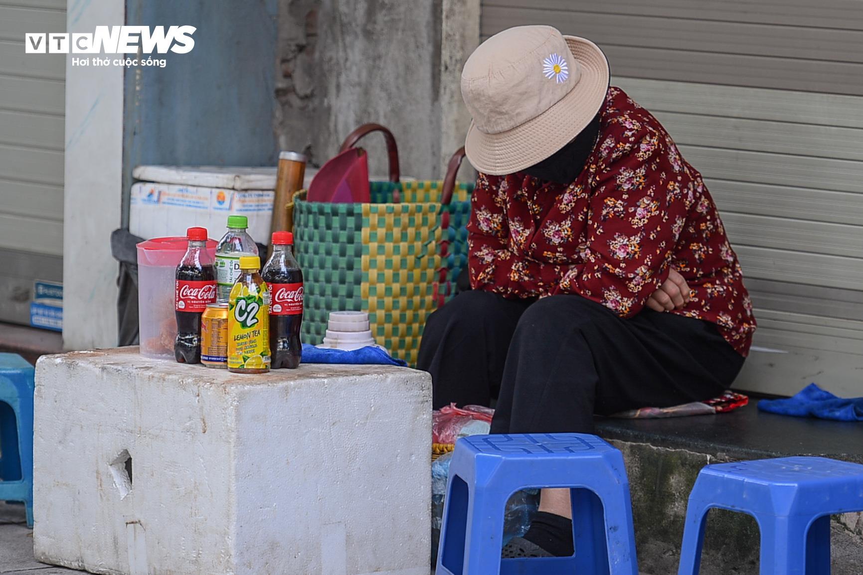 Hà Nội đón gió lạnh đầu mùa, trẻ em trùm kín mít đi học-7