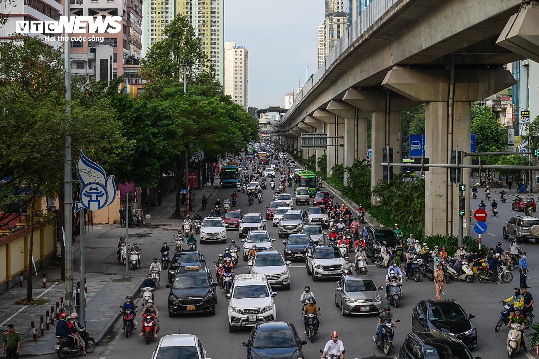 Hà Nội đón gió lạnh đầu mùa, trẻ em trùm kín mít đi học-1