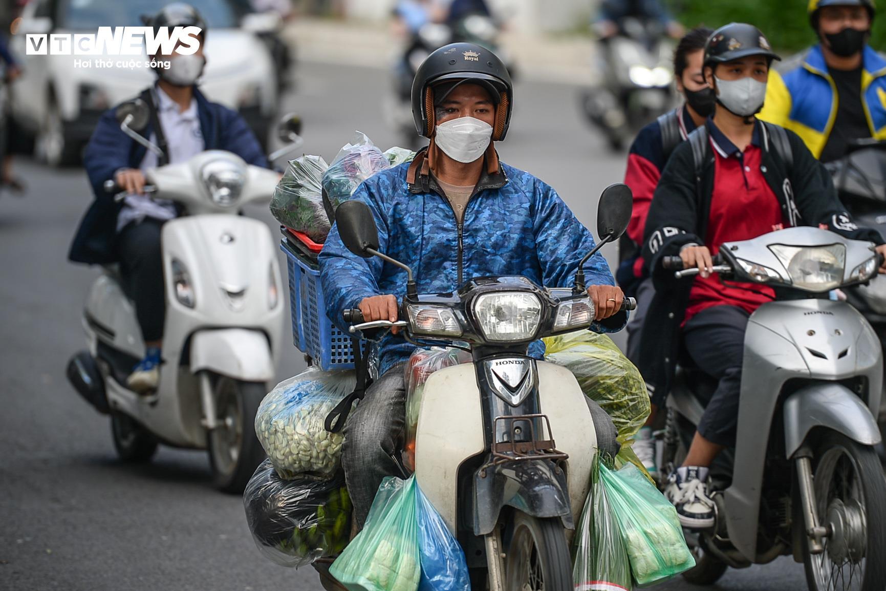 Hà Nội đón gió lạnh đầu mùa, trẻ em trùm kín mít đi học-2