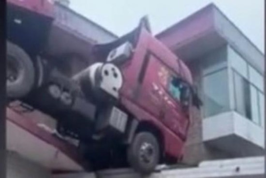 Xe container mất lái 'bay thẳng' lên nóc nhà dân