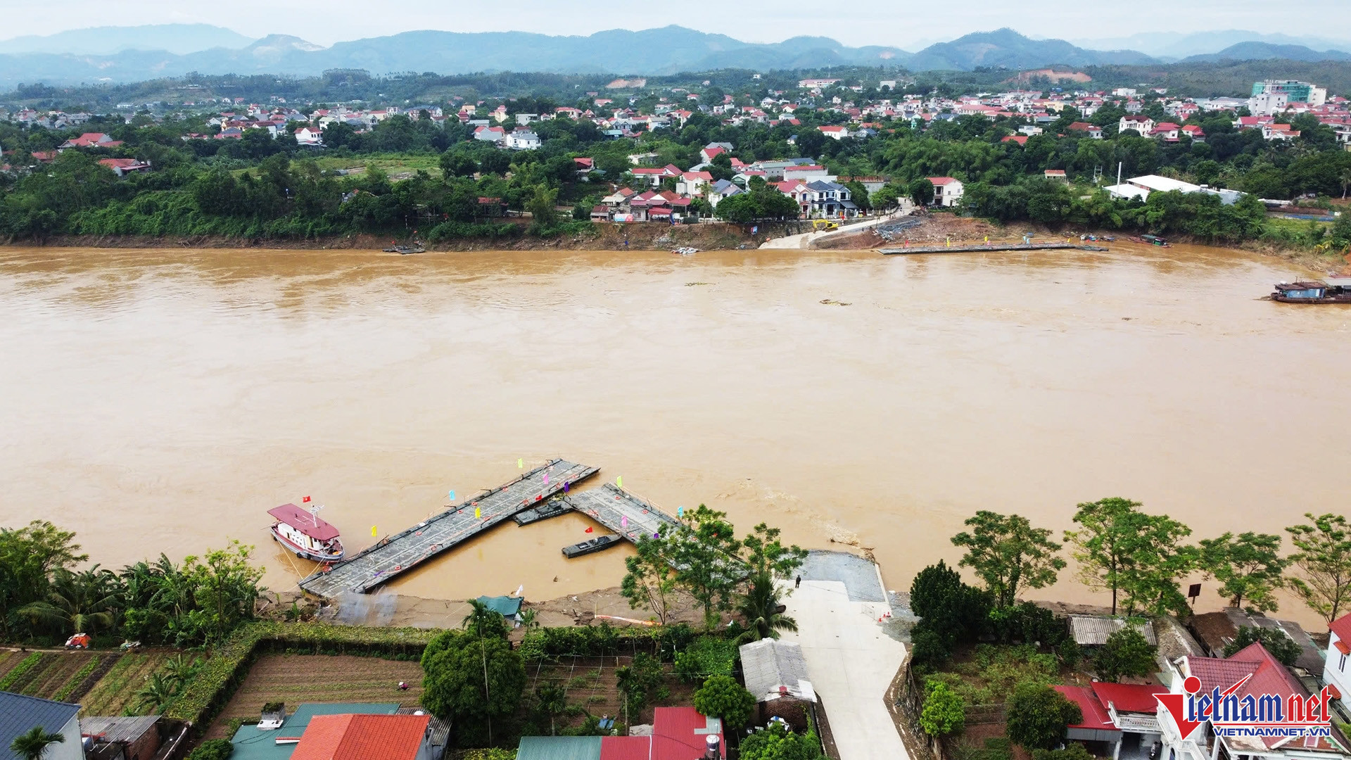 Hiện trạng cầu phao Phong Châu sau khi phải tháo rời do nước sông chảy xiết-2