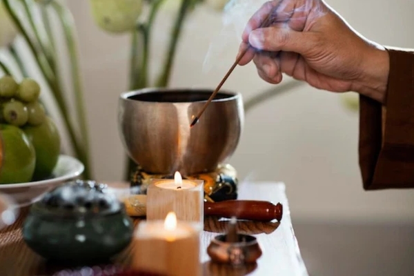 Khung giờ đẹp thắp hương ngày mai - thứ Sáu mùng 1 tháng 10 âm lịch để tiền tài gõ cửa-2