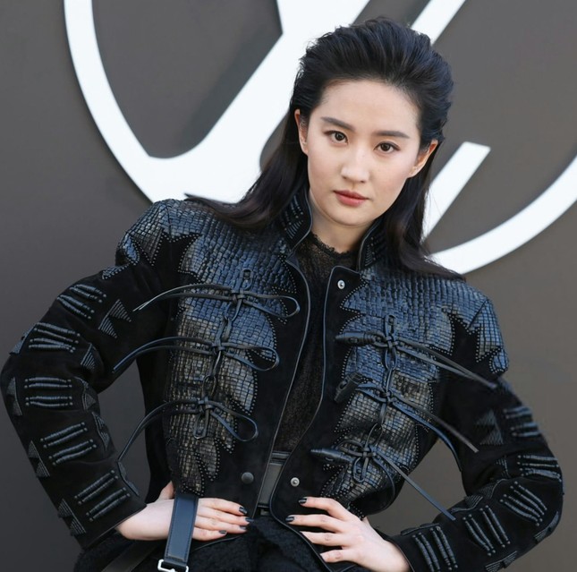 Lưu Diệc Phi rơi vào tình huống xấu hổ-7