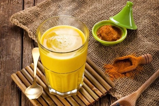 Đây là lý do vì sao uống sữa nghệ lại tốt cho sức khỏe