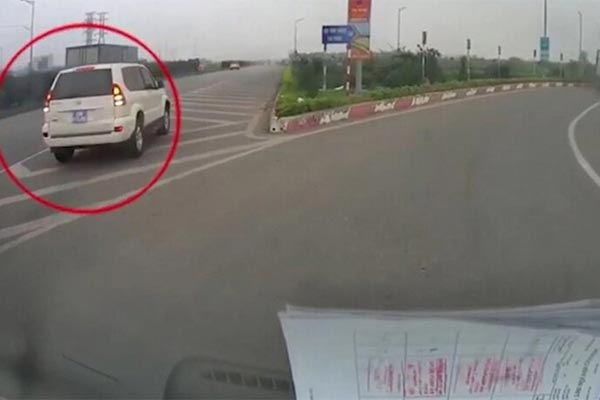 Tài xế giật mình khi phát hiện ô tô đi ngược chiều cao tốc Nội Bài - Lào Cai-3