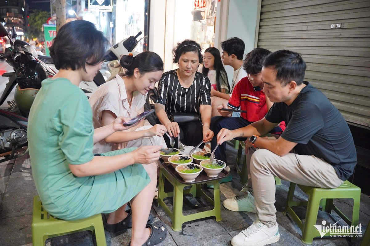 Quán tào phớ siêu nhỏ, siêu chật ở Hà Nội, khách xếp hàng dài chờ mua-8