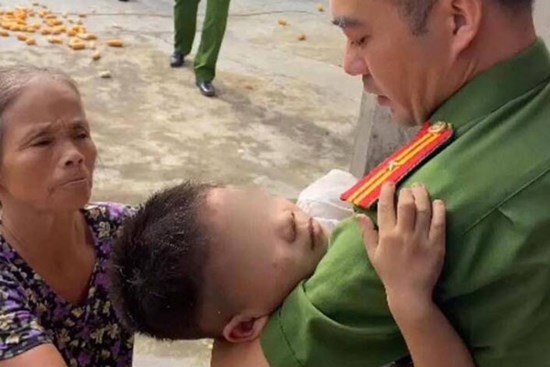 30 cảnh sát giải cứu bé trai 5 tuổi bị kẻ tâm thần kề dao khống chế