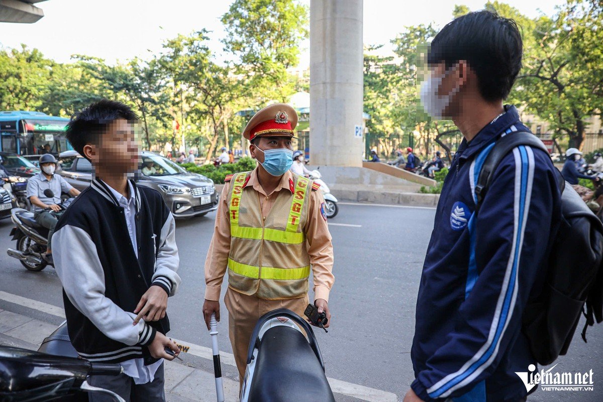 Học sinh đầu trần phóng xe điện vun vút đến trường trình bày lí do bất ngờ-3