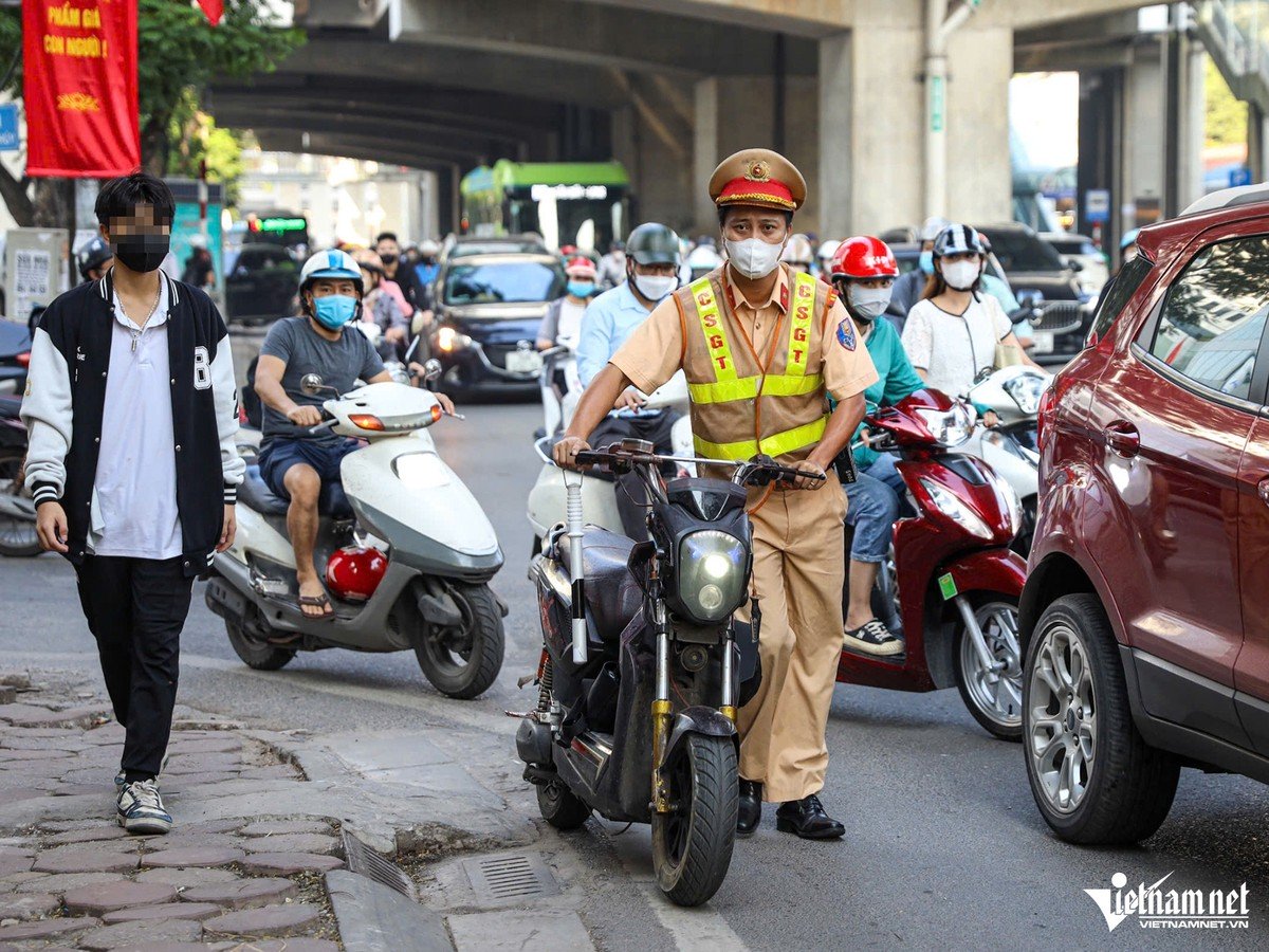 Học sinh đầu trần phóng xe điện vun vút đến trường trình bày lí do bất ngờ-4