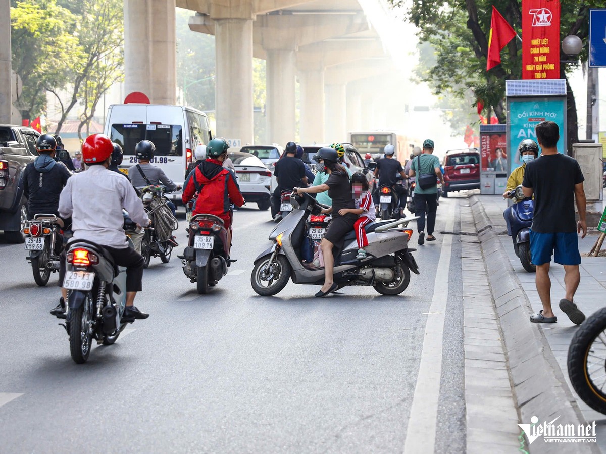 Học sinh đầu trần phóng xe điện vun vút đến trường trình bày lí do bất ngờ-6