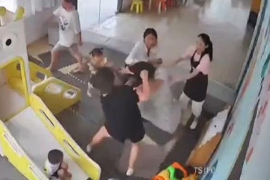 Clip: Con bị tát, 2 bà mẹ lao vào đánh nhau trong trường mẫu giáo