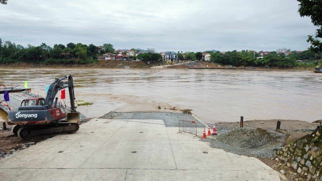 Phà chuyên dụng tạm thay thế cầu phao Phong Châu-1