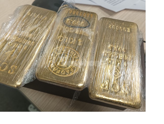 Đối tượng nước ngoài giấu thỏi kim loại màu vàng trong vùng kín nhập cảnh tại Nội Bài-2