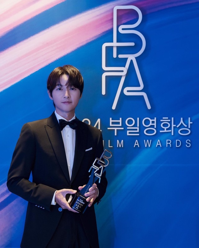 Song Joong Ki nhận tin vui-1