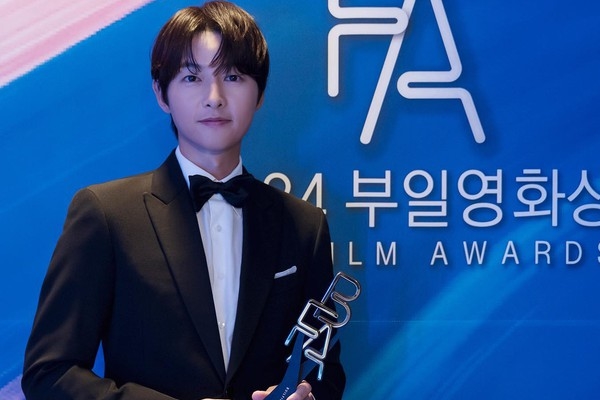 Song Joong Ki khoe ảnh con gái mới sinh giống với quý tử đầu lòng-4