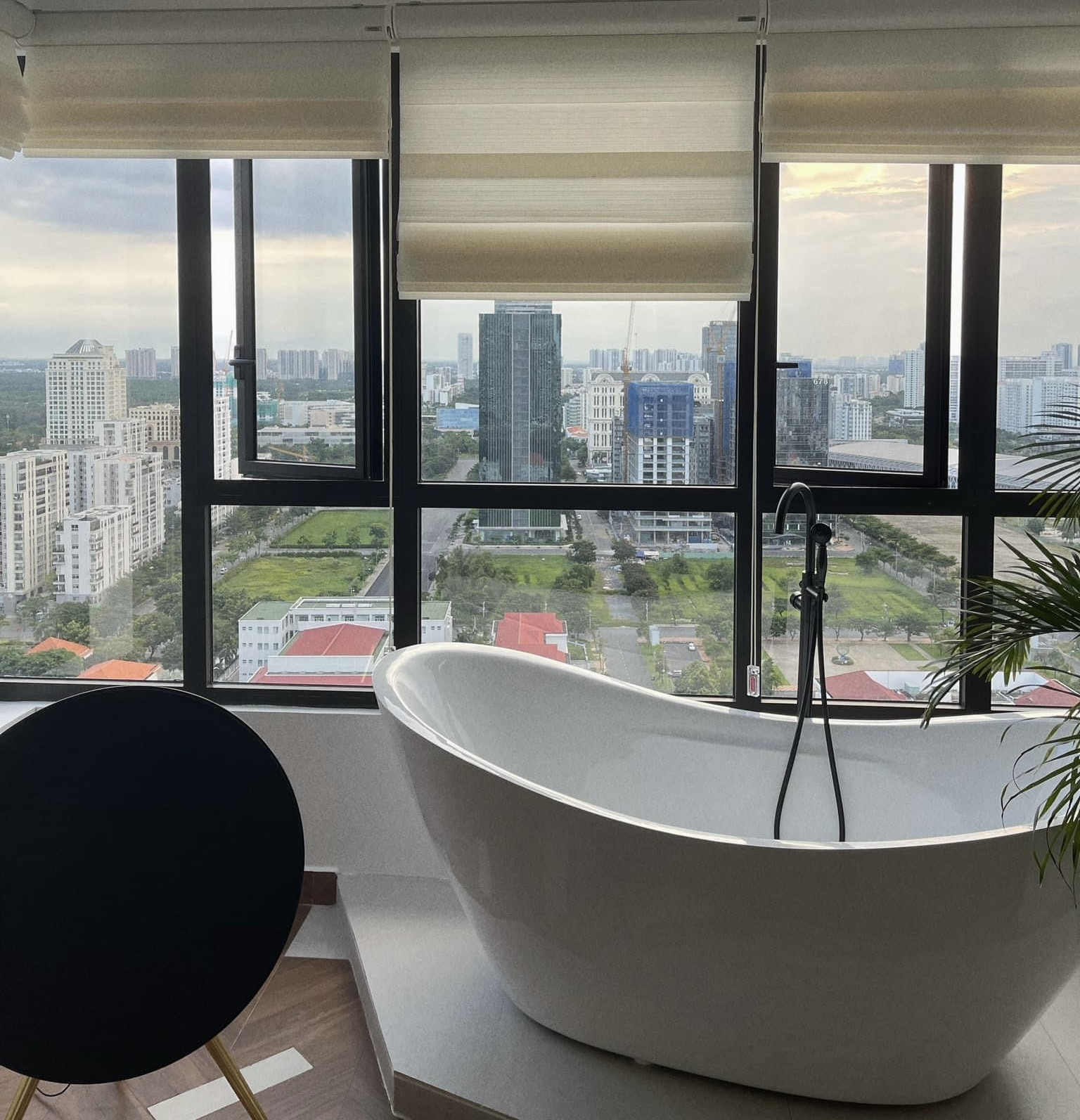 Cận cảnh cơ ngơi dát đầy hàng hiệu của hoa hậu Nguyễn Cao Kỳ Duyên-15