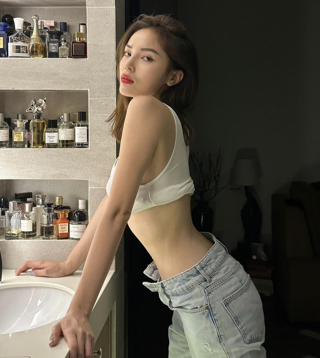 Cận cảnh cơ ngơi dát đầy hàng hiệu của hoa hậu Nguyễn Cao Kỳ Duyên-16