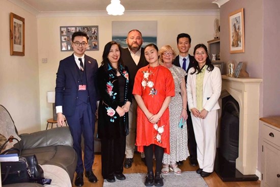 Cuộc sống sau 17 năm của bé gái bị bỏ rơi được gia đình Ireland nhận nuôi