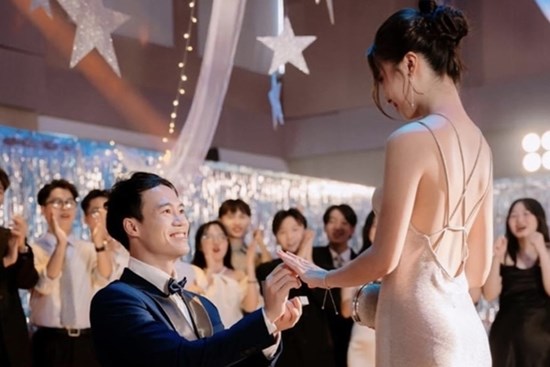 Bị nghi là cô gái được Văn Toàn cầu hôn, Hoà Minzy nói 'không phải tôi'