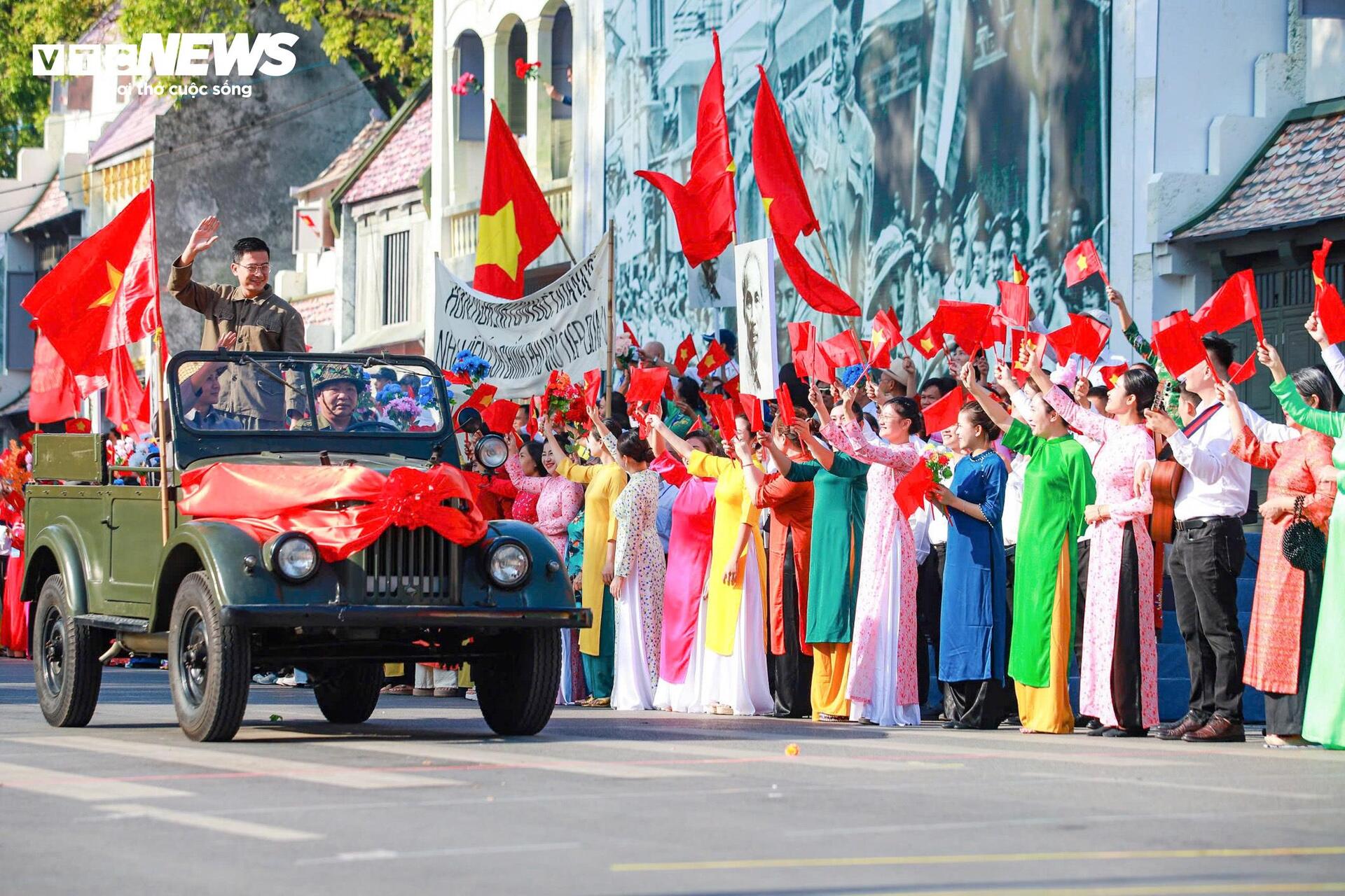 Hình ảnh đoàn quân tiến về Hà Nội năm 1954 được tái hiện tại hồ Gươm-5