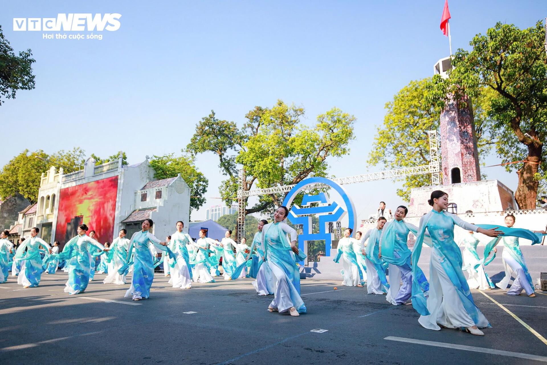 Hình ảnh đoàn quân tiến về Hà Nội năm 1954 được tái hiện tại hồ Gươm-12