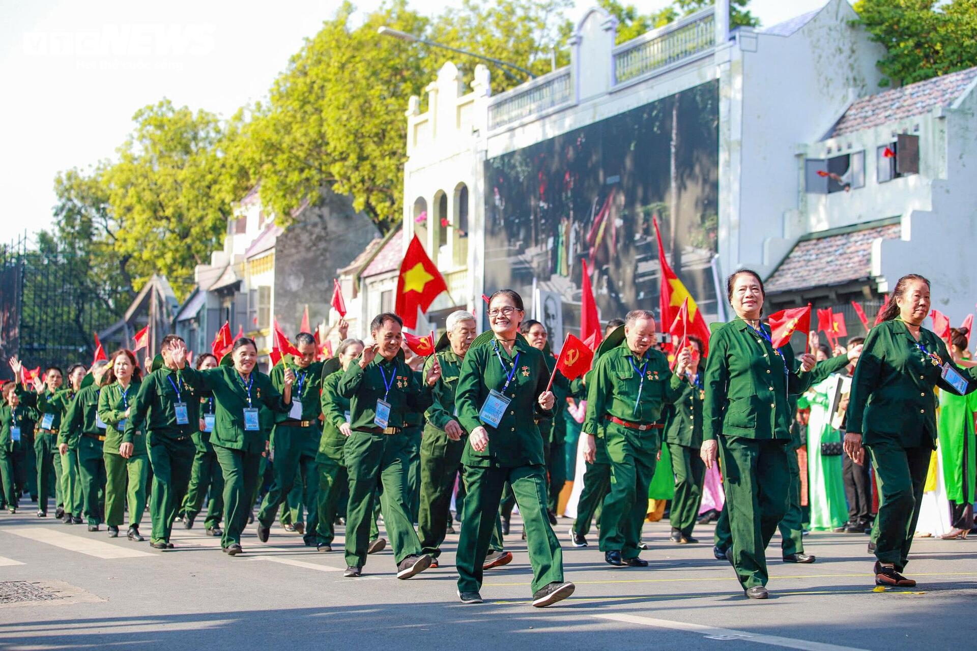 Hình ảnh đoàn quân tiến về Hà Nội năm 1954 được tái hiện tại hồ Gươm-9