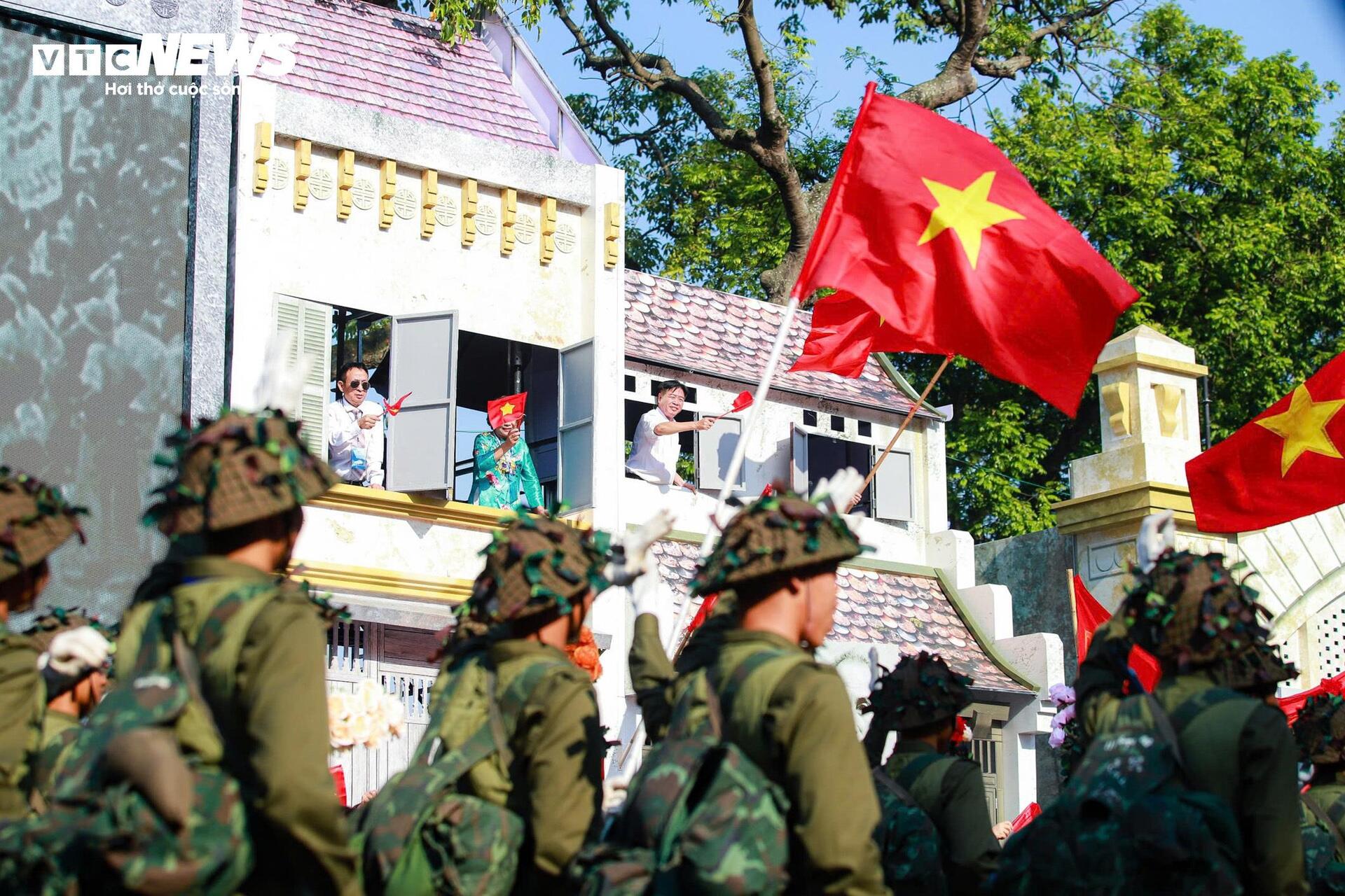 Hình ảnh đoàn quân tiến về Hà Nội năm 1954 được tái hiện tại hồ Gươm-4