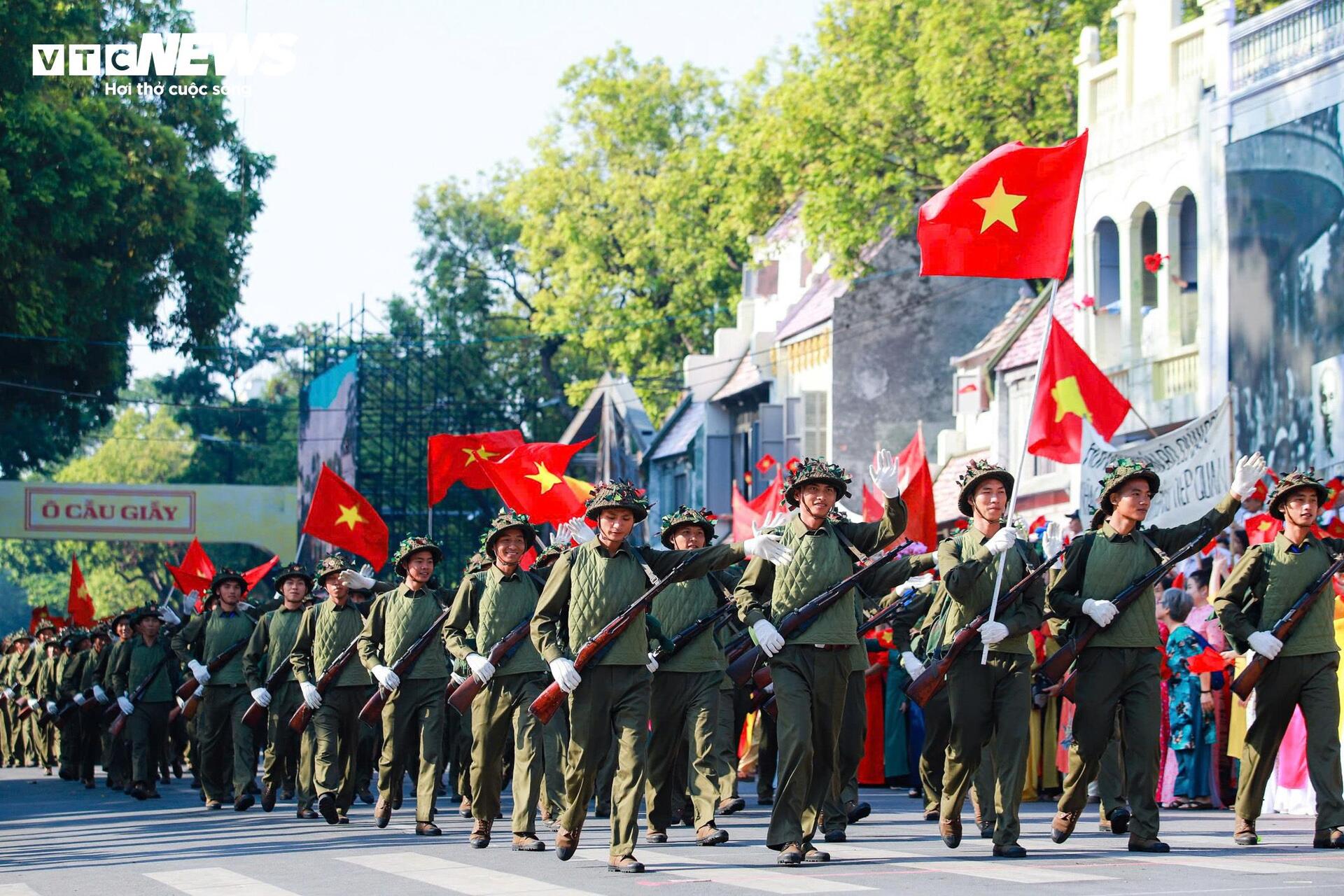 Hình ảnh đoàn quân tiến về Hà Nội năm 1954 được tái hiện tại hồ Gươm-2