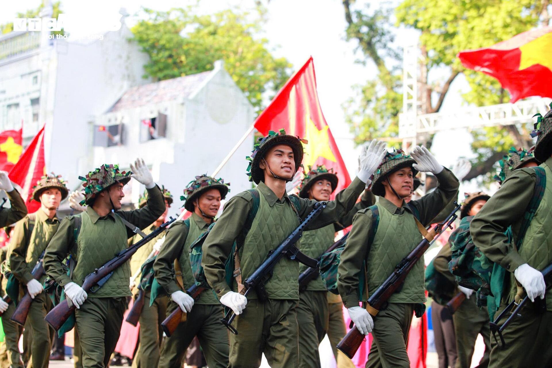 Hình ảnh đoàn quân tiến về Hà Nội năm 1954 được tái hiện tại hồ Gươm-6