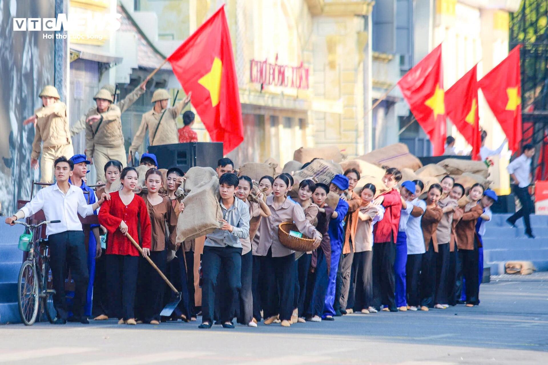 Hình ảnh đoàn quân tiến về Hà Nội năm 1954 được tái hiện tại hồ Gươm-13