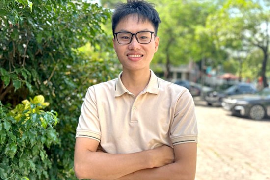 Nam sinh từng nợ môn, bỏ học đi làm công nhân tốt nghiệp thủ khoa đại học