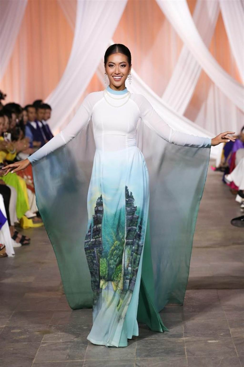 Người đẹp Indonesia đăng quang Miss Cosmo 2024-1