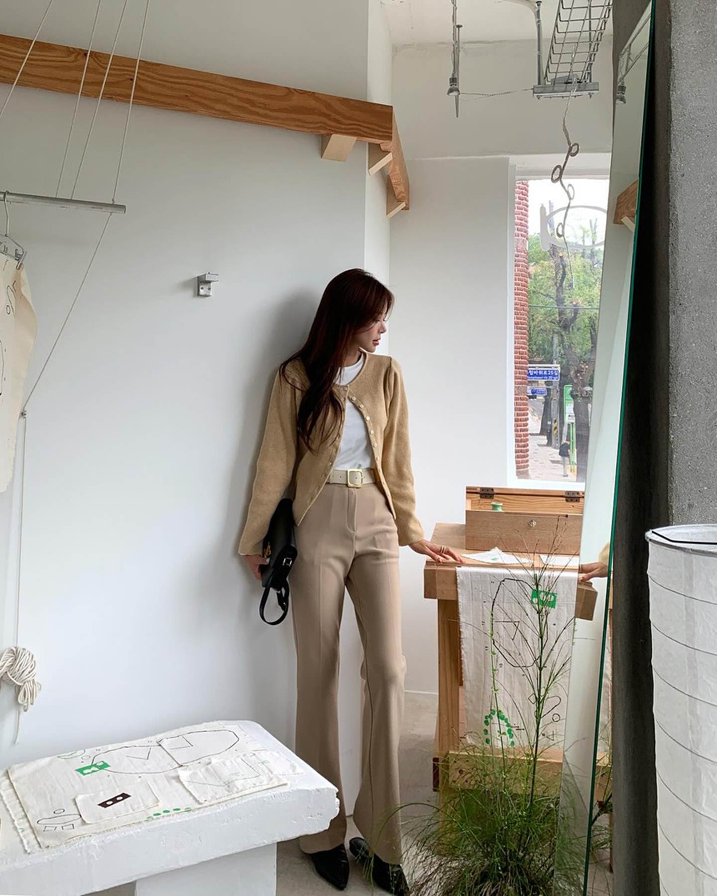 10 cách mặc quần màu be đơn giản mà đẹp-3