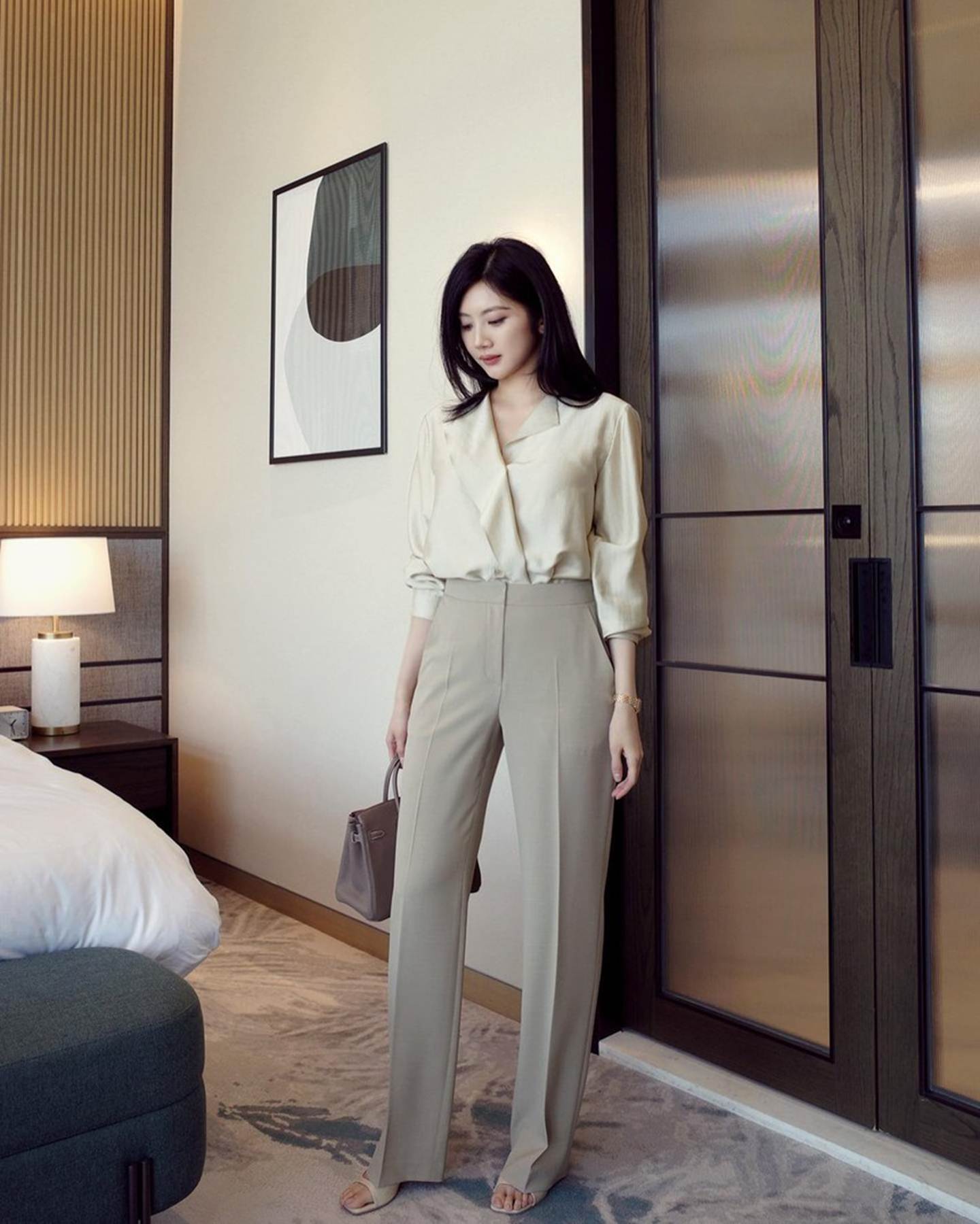 10 cách mặc quần màu be đơn giản mà đẹp-6