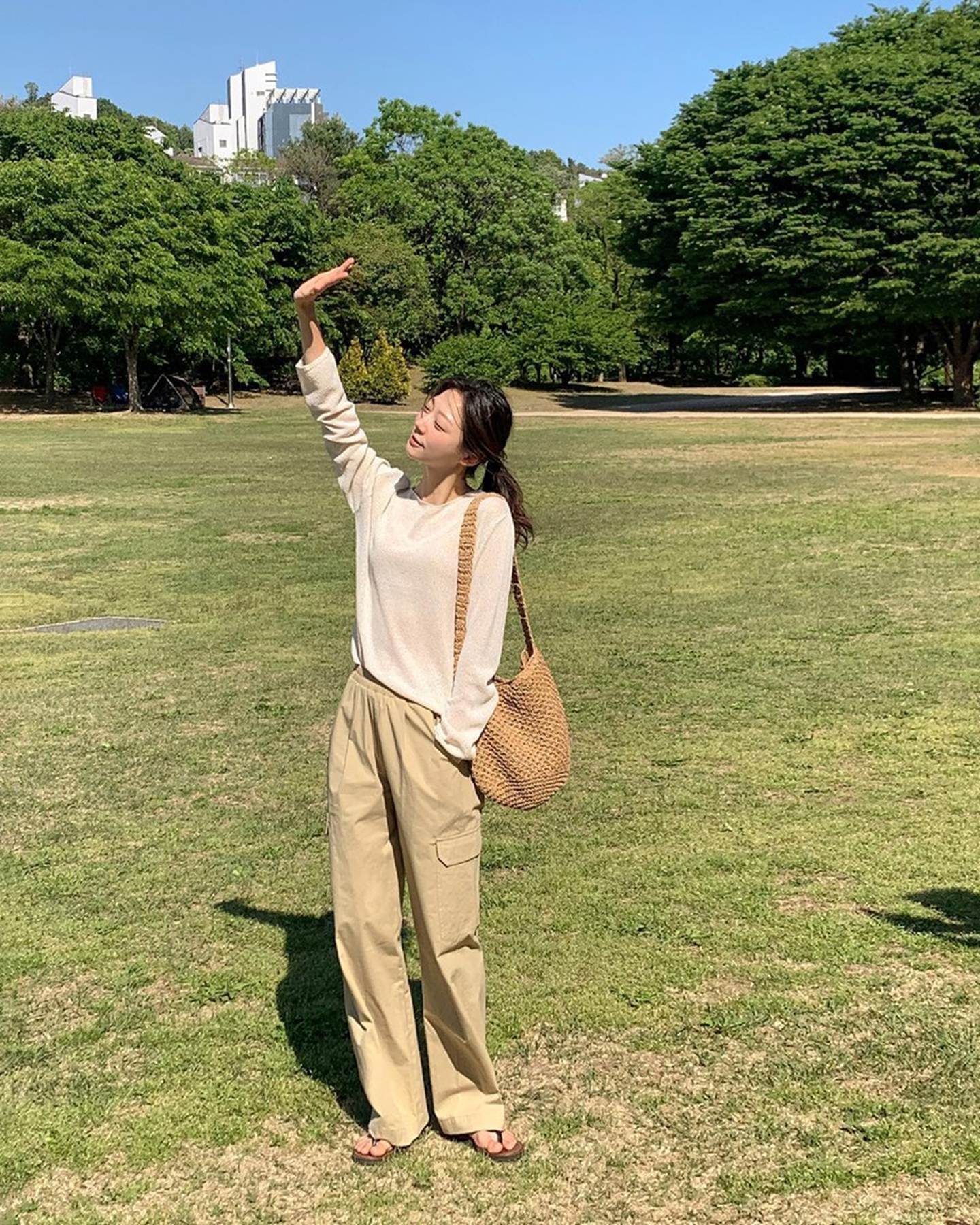 10 cách mặc quần màu be đơn giản mà đẹp-8