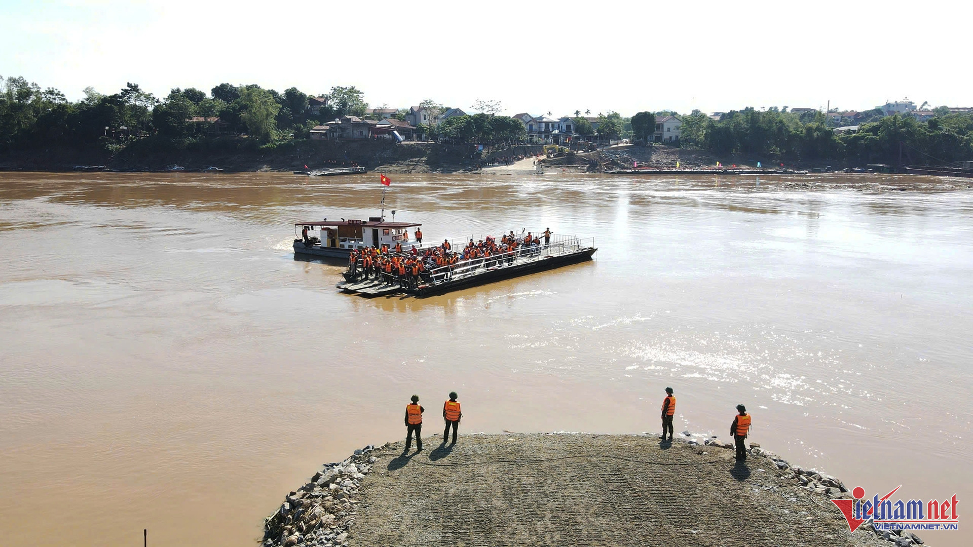 Tạm dừng phà từ 12h hôm nay để lắp lại cầu phao Phong Châu-1