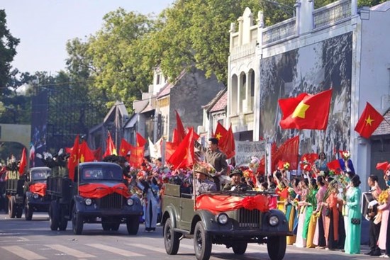 Tái hiện thời khắc đoàn quân tiếp quản Hà Nội dịp kỷ niệm Ngày giải phóng Thủ đô