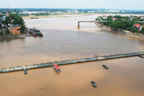 Cắt khẩn cấp cầu phao Phong Châu, Phú Thọ-14